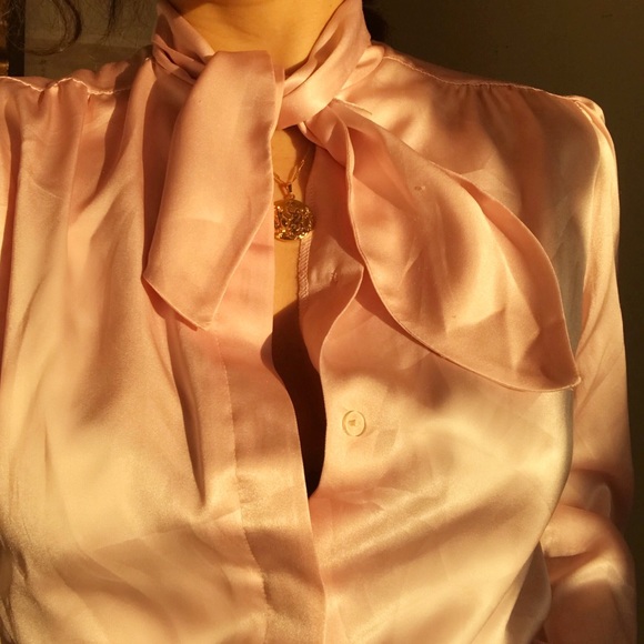 VINTAGE silky baby pink blouse with ties - Picture 2 of 6